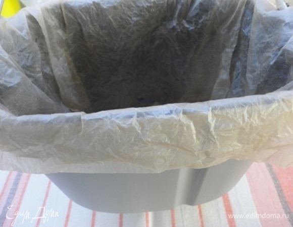 Форму для выпечки выстилаем пекарской бумагой. Это удобно делать, если намочить ее в горячей воде и отжать. Она становится похожа на ткань.