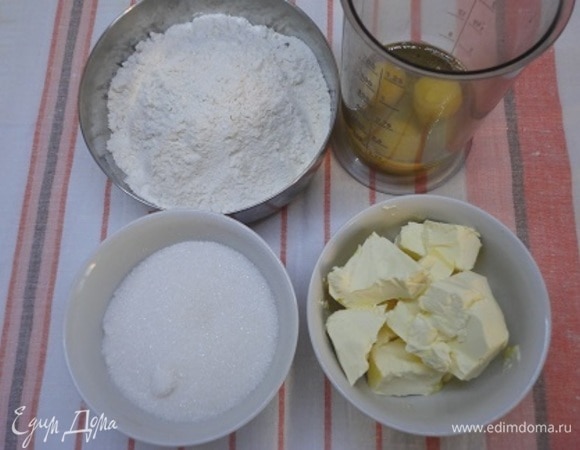 В нужное количество муки добавили разрыхлитель. Масло заранее достаем из холодиника, чтобы оно размягчилось.