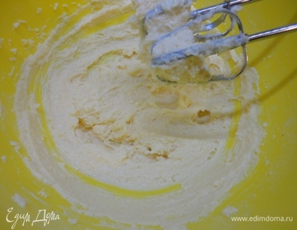Мягкое масло с сахаром взбиваем миксером 5–7 минут. Продолжая взбивать, вводим частями яйца.