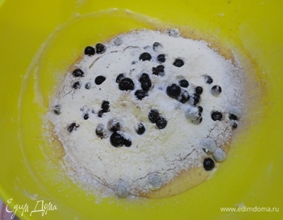 Просеиваем муку вместе с какао и сверху засыпаем смородину. Так она равномернее распределится в кексе. У меня смородина домашняя, замороженная. Я ее не размораживала. Осторожно перемешиваем лопаткой движением снизу-вверх.