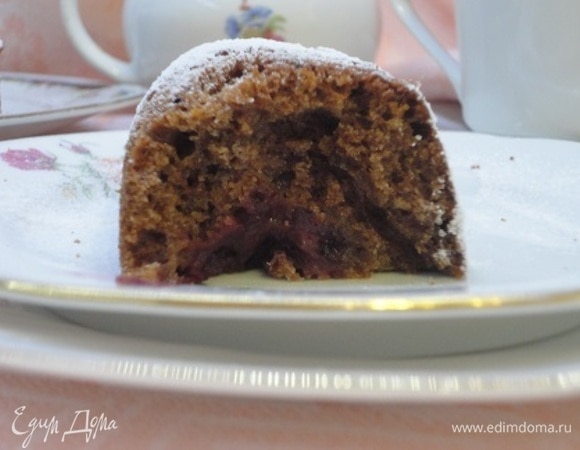 Кекс очень ароматный (ощущается во всей квартире), в меру рыхлый и влажный, что мы особенно любим в кексах. Кисленькая смородина очень кстати в этом рецепте.