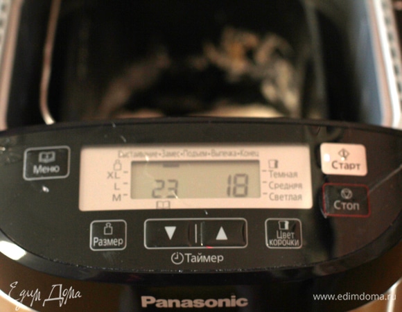 Выставить в меню хлебопечи режим «Пельмени». Высыпать оба вида муки, запустить программу и вылить на муку кипяток. После смешивания муки и кипятка вливаем холодную воду, собираем колобок. Мука разная по влагоемкости, возможно, нужно будет долить 1–2 ст. л. воды.