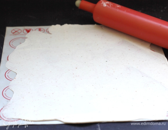 Тесто раскатать тонко. Если тесто правильно замешано, оно не требует подпыления. Если немного липнет, то раскатку производим на подпыленном крахмалом коврике. Я раскатывала без подпыления.