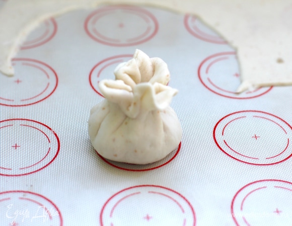 Верх оставляем незащипленным для парового варианта. Если жарить, то дырок не оставляем, скручиваем плотным узелком или придаем форму фаршированного блинчика. Вообще канонов тут нет — форма может быть абсолютно любая.