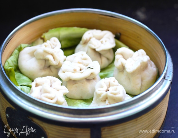 Сложить в накрытую листом салата пароварку во избежание прилипания донышка. Укладывать неплотно, чтобы бока не слиплись.