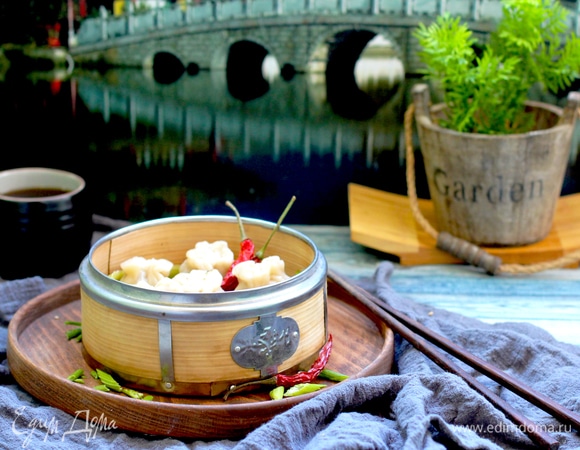 Теперь соус. Соус я не делала, макала в готовый. Но можно сделать исключительно подходящий кунжутный соус. Кунжутный соус: 100 мл соевого соуса Light, 50 мл соуса терияки, 50 мл воды, щепотка сахара (по желанию), 1 ч. л. сока лайма (лимонный сок), 1 ч. л. сладкого соуса чили, 1 ст. л. кунжутных семечек, зеленый лук . Истолочь 1 ч. л. семян в ступке и смешать с остальными ингредиентами.