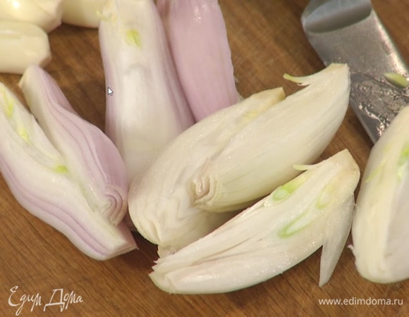 Шалот почистить и разрезать вдоль на 4 части.