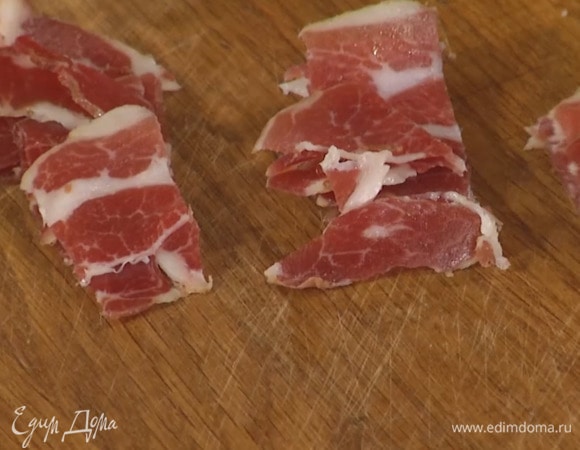 Ветчину нарезать небольшими кусочками.