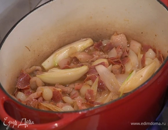 Разогреть в большом тяжелом сотейнике 1 ст. ложку сливочного масла, выложить сало, затем шалот, чеснок, маринованный лук и лавровые листья, все обжарить, затем добавить ветчину, перемешать и еще немного обжарить на маленьком огне, влить коньяк, увеличить огонь и дать алкоголю выпариться.