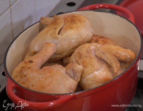 Тушки цыплят разрезать на 4 части и обвалять в муке, смешанной с 1/2 ч. ложки соли, черным перцем и прованскими травами, а затем со всех сторон обжарить на оливковом и оставшемся сливочном масле до появления золотистой корочки и переложить в сотейник с овощами.