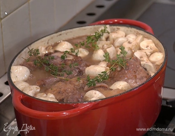 Шампиньоны разрезать на 4 части, выложить в сотейник с цыплятами, посолить, добавить молотый чили и веточки тимьяна, влить грибной бульон и, не закрывая крышкой, прогревать, пока соус не загустеет.