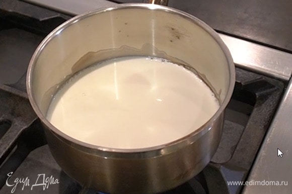Молоко влить в кастрюлю и подогреть, чтобы оно было теплым.