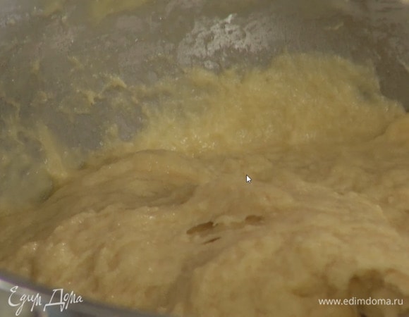 Муку соединить в чаше комбайна с сахаром, дрожжами и 1/2 ч. ложки соли, добавить 360 г предварительно размягченного сливочного масла и вымешать на медленной скорости насадкой-крюком, затем, продолжая вымешивать, медленной струйкой влить теплое молоко, увеличить скорость, по одному ввести яйца и вымешивать около 10 минут.