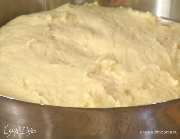 Чашу с тестом плотно затянуть пищевой пленкой и поставить в место без сквозняков на час.