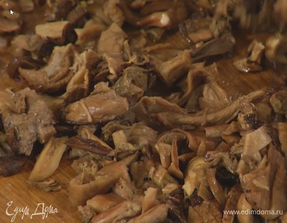 Грибы залить кипятком и дать постоять, затем, слив воду, промокнуть бумажным полотенцем и нарезать небольшими кусочками.