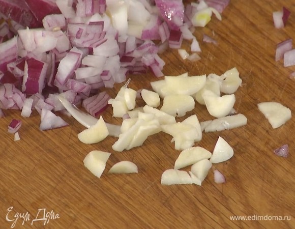 Красный лук и чеснок почистить и мелко порубить.