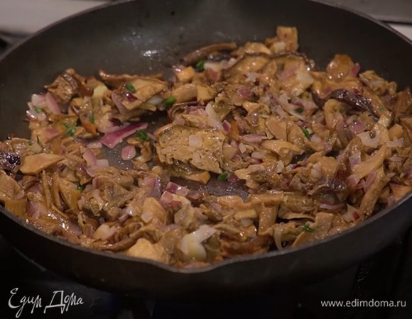 Разогреть в сковороде 1‒2 ст. ложки сливочного масла и обжарить лук с чесноком, затем добавить грибы, листья тимьяна, все слегка посолить, пожарить до готовности и немного остудить.