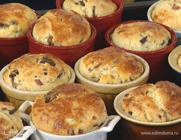 Готовые булочки вынуть из форм и остудить на решетке.