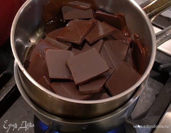 Шоколад поломать небольшими кусочками и растопить на водяной бане.