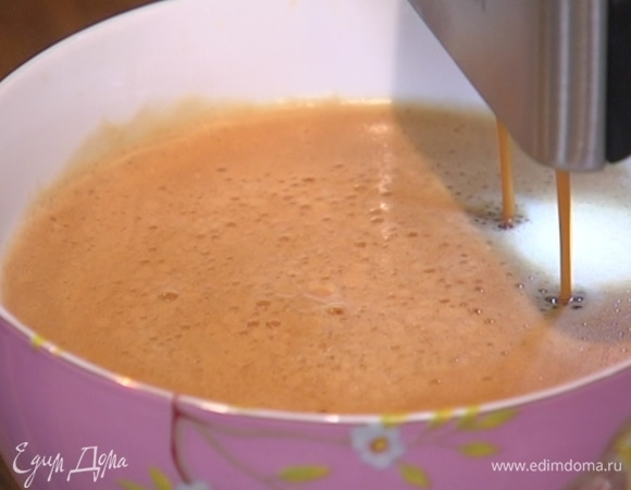 Из кофе сварить крепкий эспрессо.