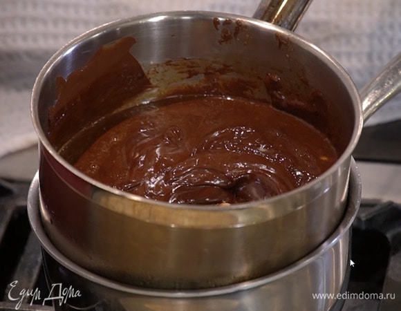 В растопленный шоколад добавить сливочное масло, влить 2 ст. ложки эспрессо и, помешивая силиконовой лопаткой, прогреть на водяной бане, затем снять с огня.