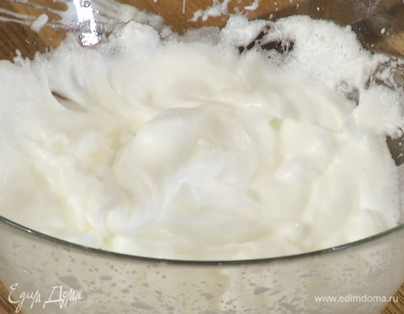 Белки, отделив от желтков, посолить и взбить блендером с насадкой-венчиком в пышную массу, затем добавить винный камень и еще немного взбить.