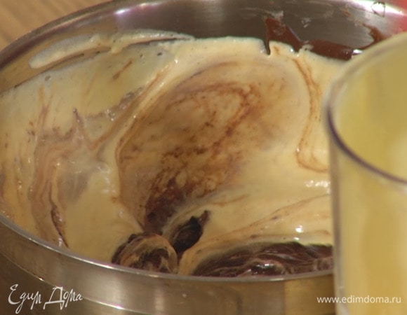 В растопленный шоколад добавить взбитые желтки и, непрерывно помешивая лопаткой, несколько секунд подержать на водяной бане, затем снять, ввести небольшую порцию взбитых белков и вымешать лопаткой.