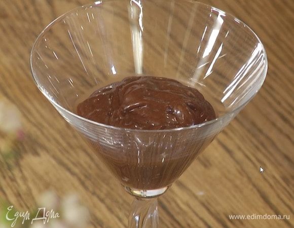 Выложить шоколадно-желтковую  массу во взбитые белки и вымешать венчиком, затем разложить мусс в прозрачные бокалы и отправить в холодильник на час.