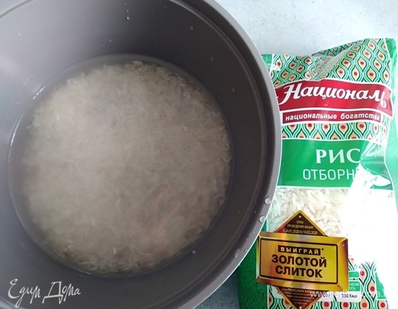 Рис «Отборный» ТМ «Националь» промыть холодной водой. Залить чистой водой, добавить щепотку соли. После того как закипит, варить около 7 минут. Вода почти выкипит.