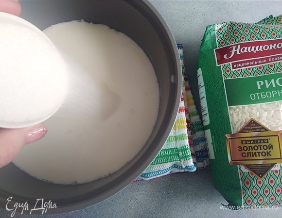 Влить молоко и сливки, всыпать оба вида сахара. Поставить на плиту. Варить еще 15 минут на среднем огне, помешивая.