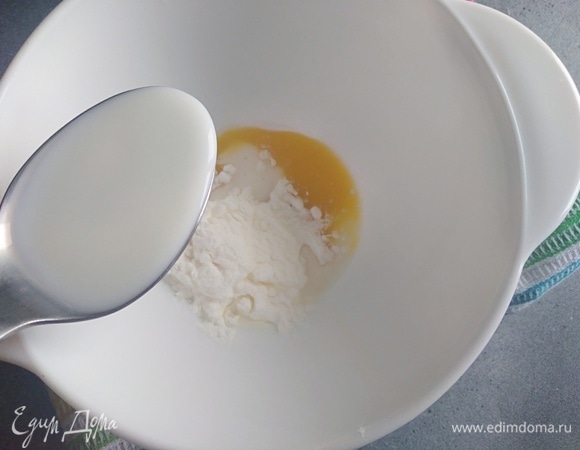 Отдельно перемешать желток, крахмал и ложку молока, чтобы не было комочков.