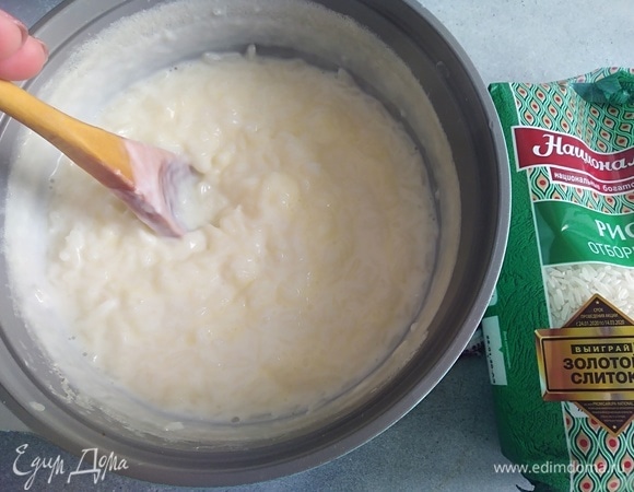 В горячую рисовую кашу влить желток с крахмалом, быстро перемешать.