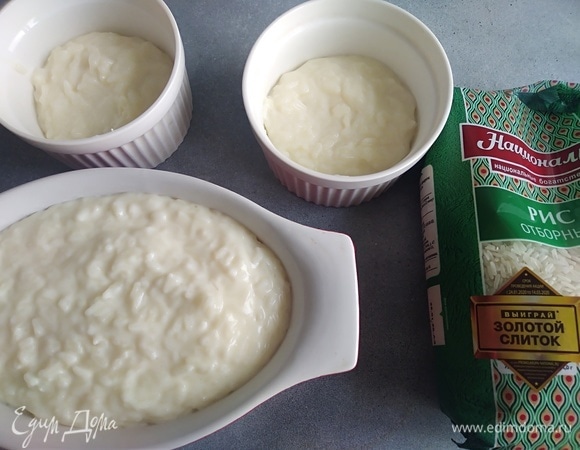 Духовку разогреть до 200°C. Рисовую массу разложить в порционные формочки. Запекать 20 минут до золотистого цвета.