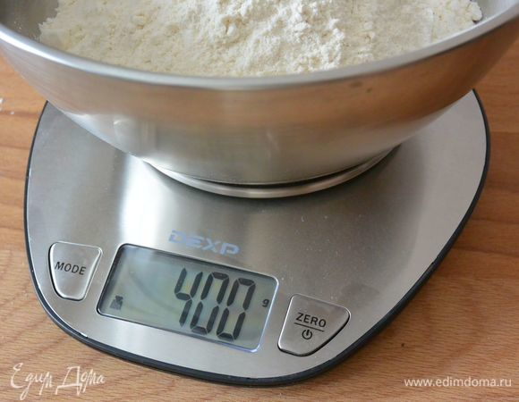 На весах отмерим необходимое количество муки.