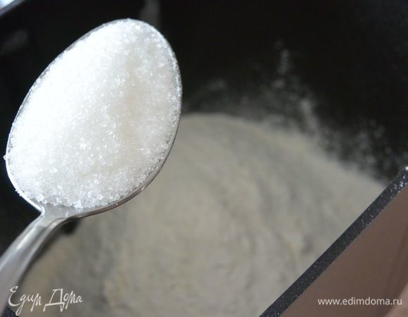 Добавляем сахар, растительное масло, соль и воду.