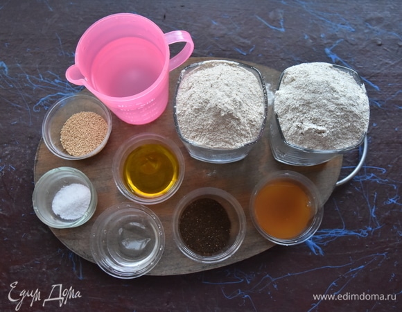 Подготовить все необходимые продукты. Муку соединить и просеять через сито.