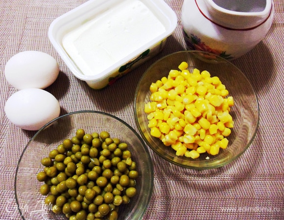 Необходимые для приготовления продукты: куриные яйца, консервированная кукуруза, зеленый горошек, молоко и брынза.