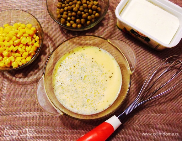 Добавить к яйцам молоко, по щепотке соли и прованских трав. Перемешать венчиком до однородности.