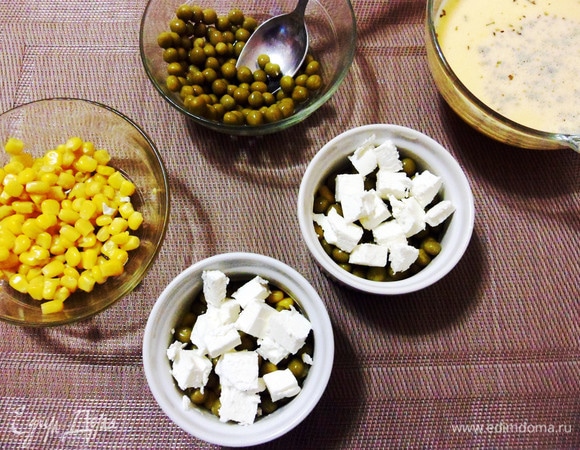 Брынзу нарезать кубиком и добавить в формочки к овощам.