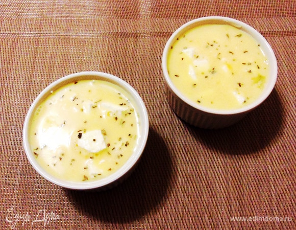 Влить яичную смесь в формочки.