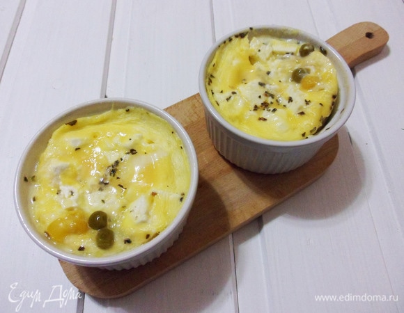 Готовить в микроволновой печи на максимальной мощности 1000 Вт 2 минуты, затем еще 2 минуты на средне-низкой мощности 440 Вт. После звукового сигнала оставить омлет еще на 5 минут для устойки.