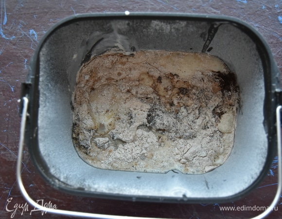 Затем добавить жидкие компоненты теста: воду, мед, растительное масло, уксус.