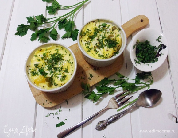 Готовый омлет по желанию можно посыпать рубленой зеленью.