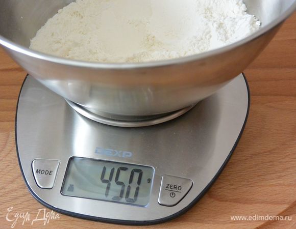 Отмеряем на весах 450 г муки.