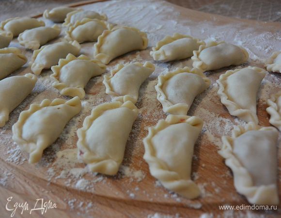 Я всегда леплю пельмешки такой формы. Всем нравится.