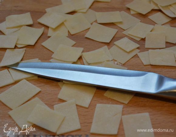 У меня осталось немного теста, и я решила раскатать и нарезать лапшу квадратиком, получилось отлично. Могу сварить супчик с фрикадельками.