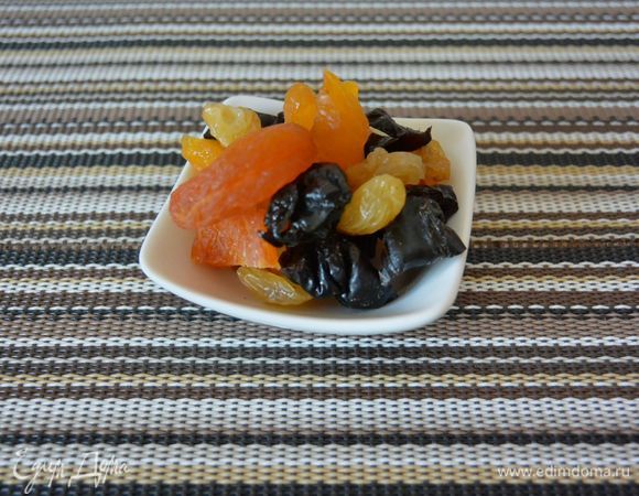 Кекс будем печь с черносливом, курагой и изюмом.