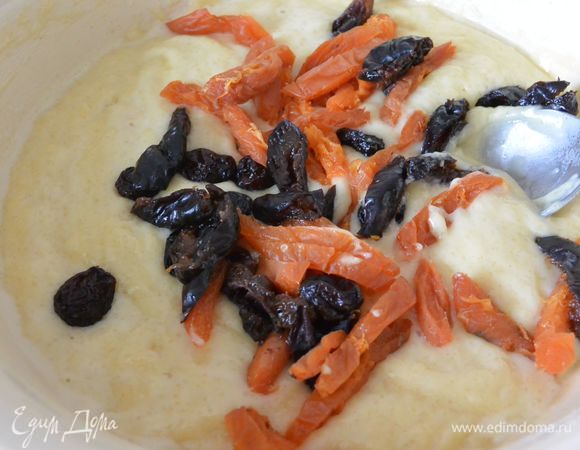 Предварительно режем сухофрукты на небольшие кусочки и отправляем их в тесто.