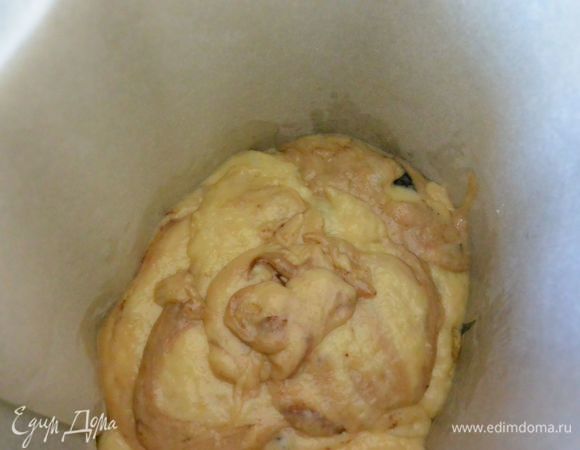 Выстилаем форму бумагой для выпечки, как рекомендовано, и выливаем готовое тесто.