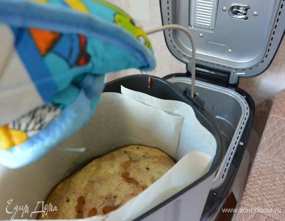 Достаем кекс из хлебопечки. Обязательно наденьте перчатки, так как форма горячая.